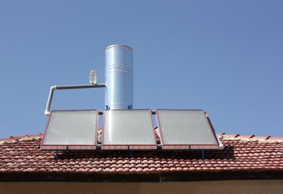 Scalda acqua sanitario montato sul tetto di una casa