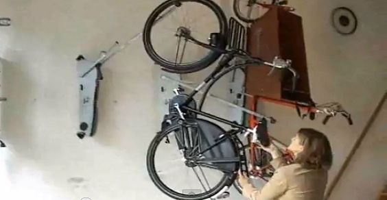 Wheelylift: come parcheggiare la bici al muro senza sforzi - greenMe