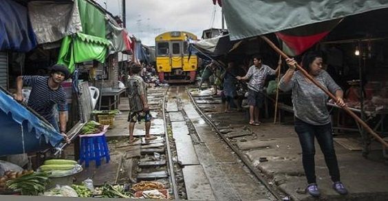 Maeklong-train-market