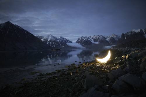 b2ap3_thumbnail_Leonid-Tishkov_Journey-of-Private-Moon-in-the-Arctic_Magdalena-fjord_2010.jpg