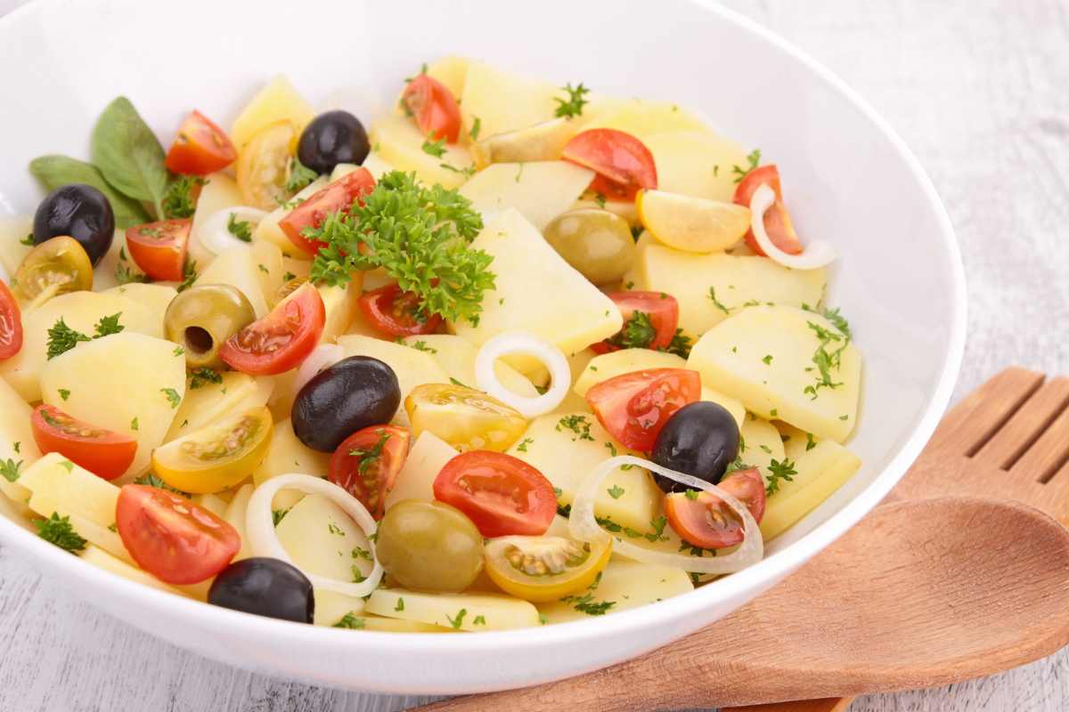 insalata di patate pomodorini e olive