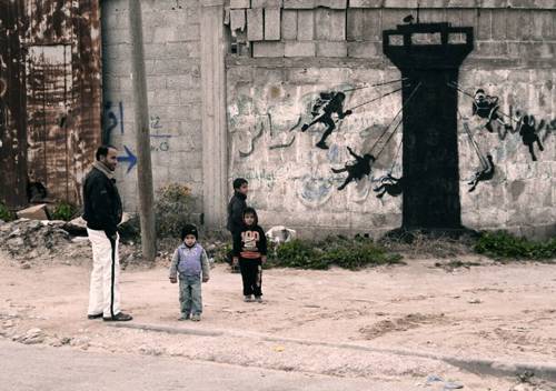 b2ap3_thumbnail_Banksy-Gaza-graffiti-streetart-confitto-israele-palestina-02.jpg