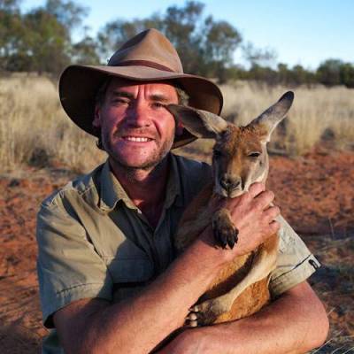 b2ap3_thumbnail_Chris-Barnes-Kangaroo-Sanctuary-canguri-orfani-Australia-03.jpg