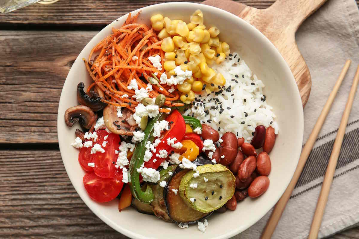 insalata di riso con verdure legumi e feta