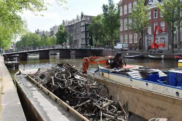 bicycle fishing amsterdam canals 42