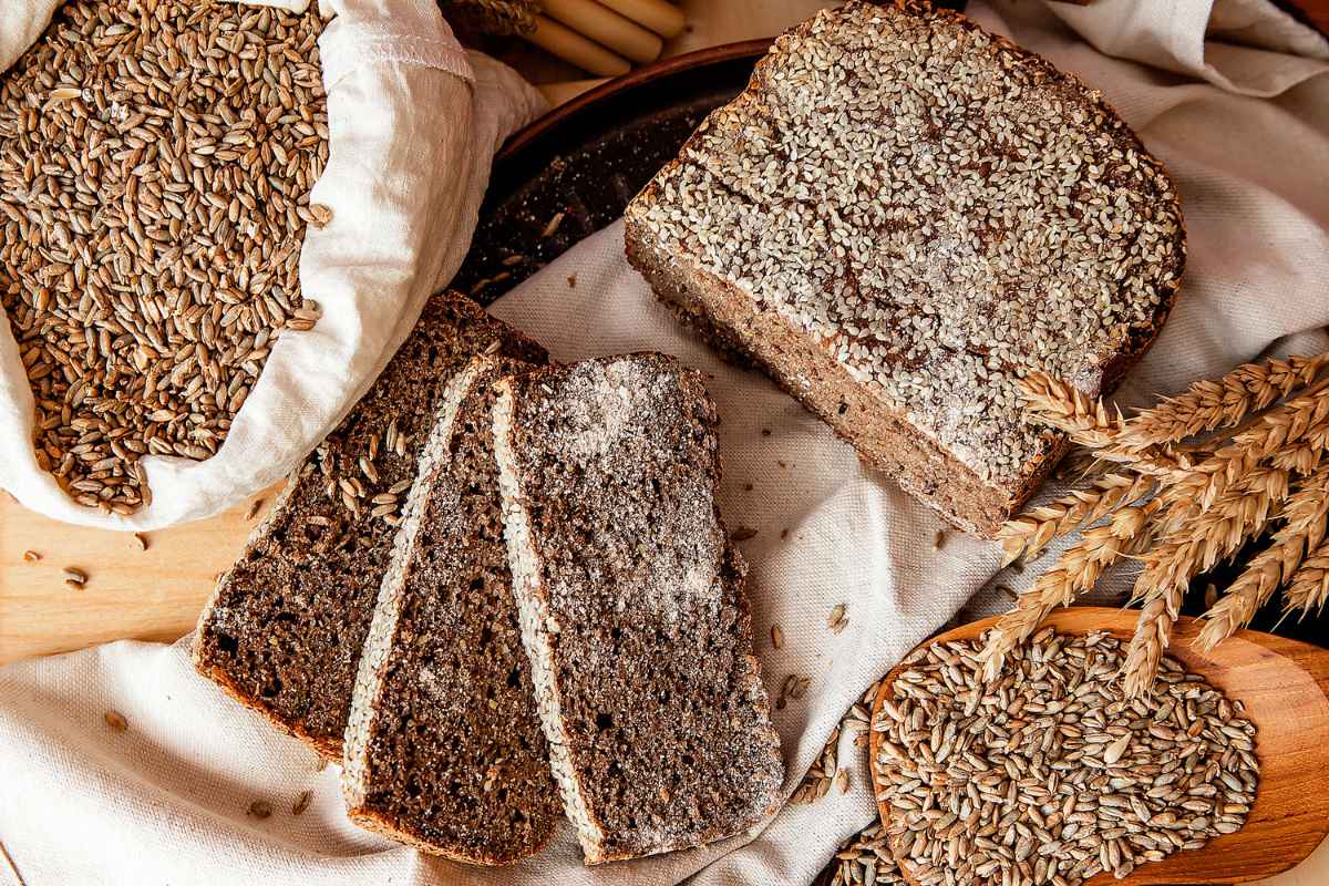 Pane di segale: tutti i benefici e come preparare in casa il pane nero  ricco di fibre che aiuta a mantenere basso l'indice glicemico - greenMe