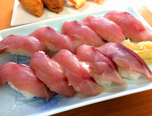 10 sushi al tonno a 100 yen