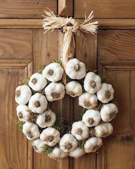 green-halloween-garlic-wreath