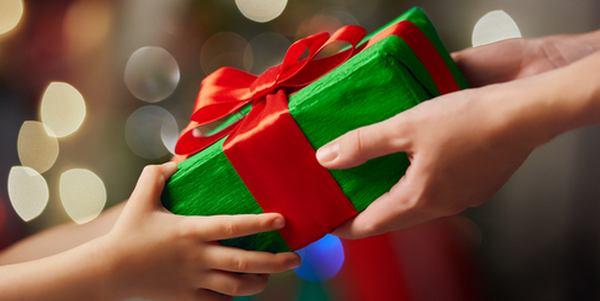 Regali Di Natale Bambina.Troppi Giocattoli La Regola Dei 4 Regali Di Natale Per I Bambini Greenme It