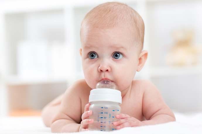 Ecco perché non si dovrebbe mai dare acqua ai neonati prima dei