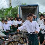 Imprenditore regala bici ai poveri