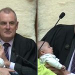 bambino-allattato-parlamento