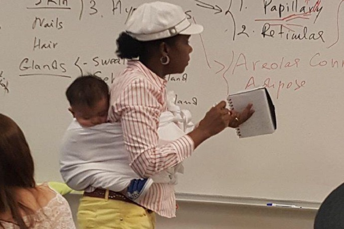 Insegnante con bambina di una studentessa sulla schiena