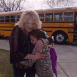 Autista di bus intreccia i capelli a una ragazzina senza mamma