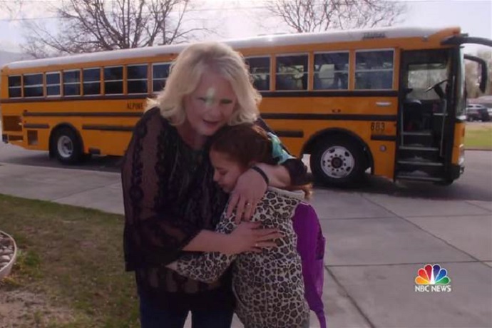 Autista di bus intreccia i capelli a una ragazzina senza mamma