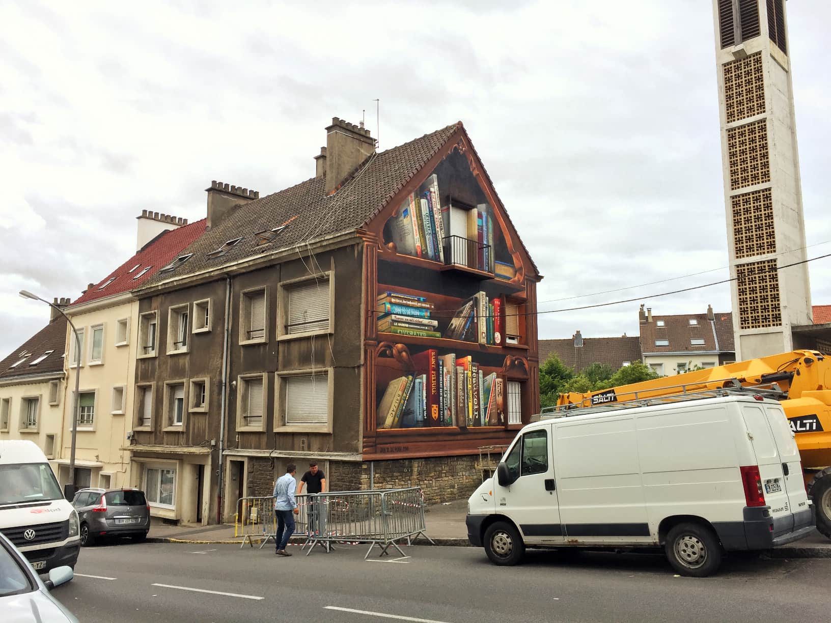 casa con libreria su parete