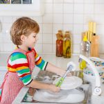 bambino-lava-piatti