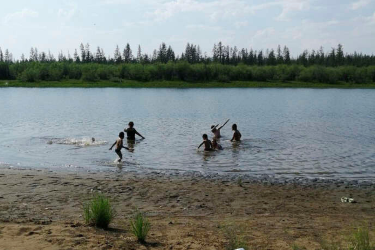Bambini che approfittano del caldo record per giocare nel lago Krugloe, nei pressi di Verkhoiansk (Russia) 