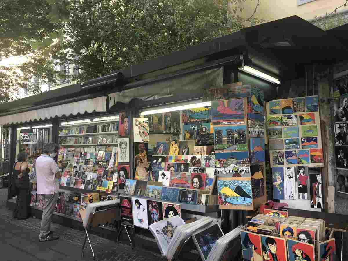 La bancarella libreria in Via Luca Giordano
