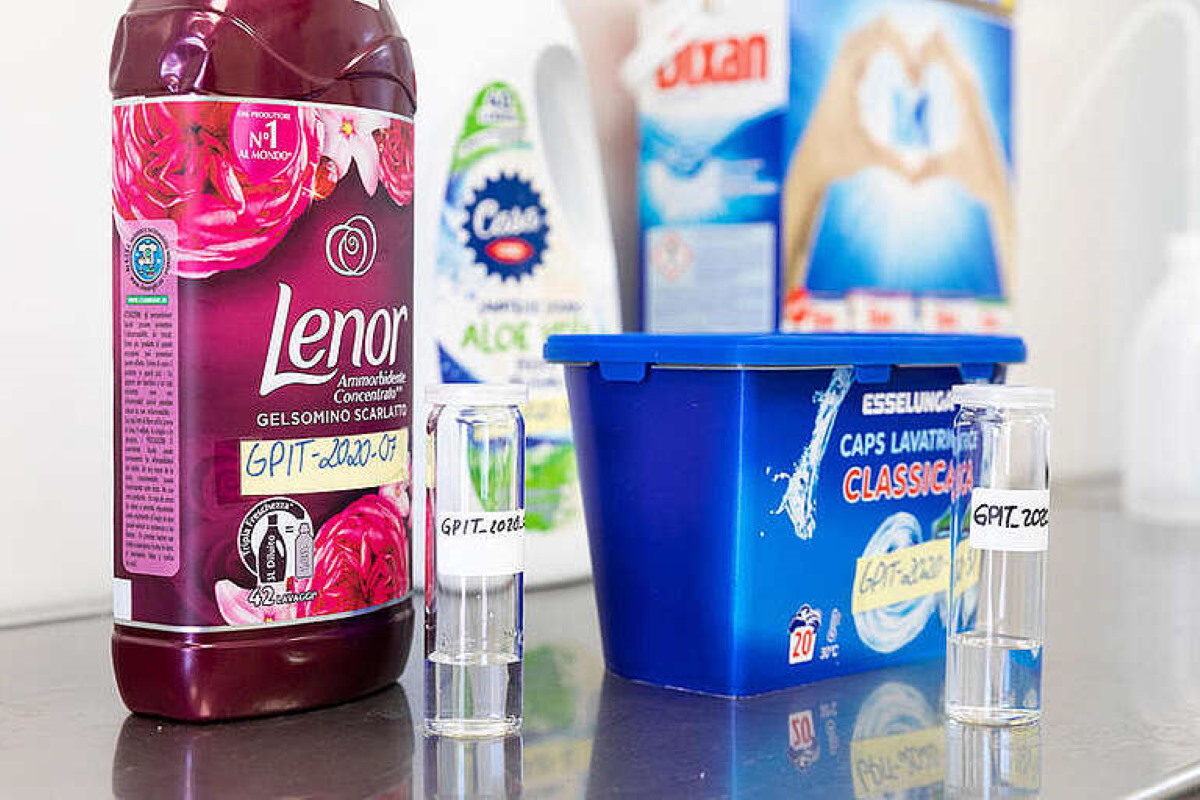 Plastica liquida nei detersivi per il bucato: i marchi e i prodotti che ne  contengono di più - greenMe
