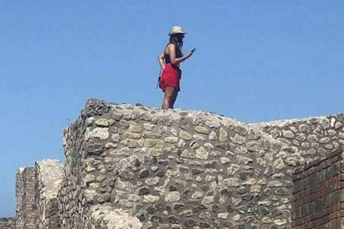 turista selfie scavi pompei