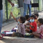 bambini lezioni strada india cover