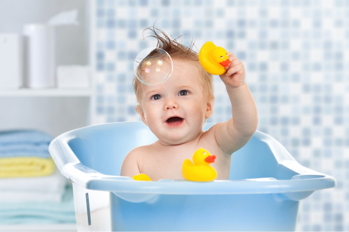 Attenzione a paperelle e giochi per il bagnetto: i trucchi per evitare  muffa, germi e batteri - greenMe