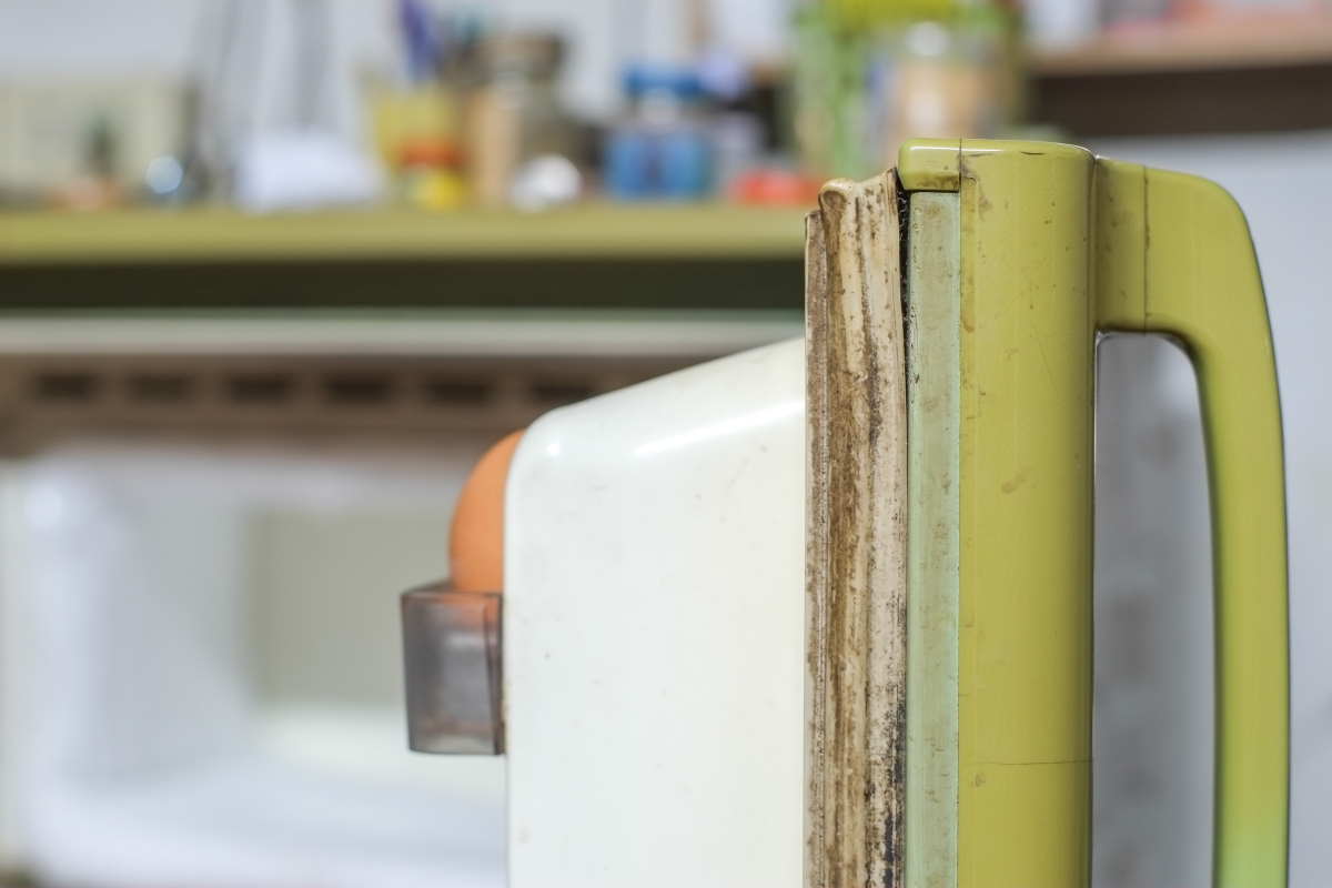 Come pulire il vano porta-lattine del frigorifero?