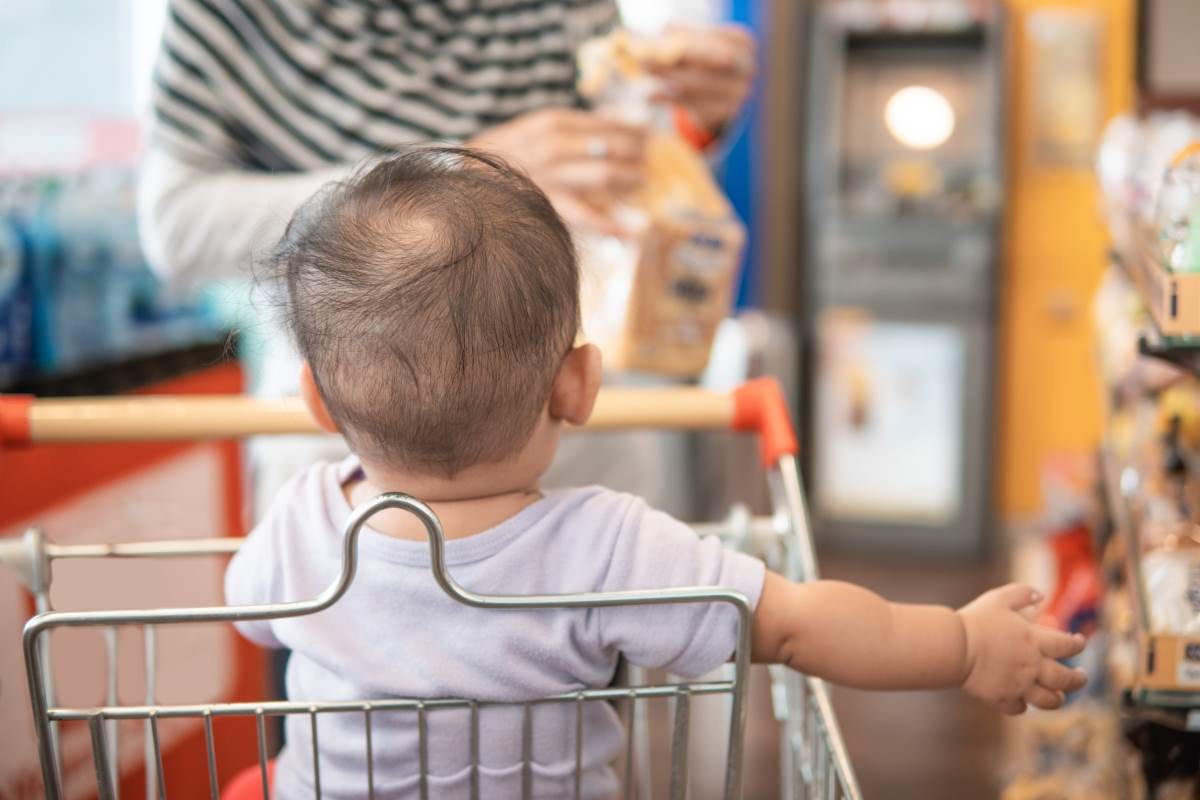 arrestata donna tenta di comprare un bambino per 0000 alla cassa di un supermercato americano