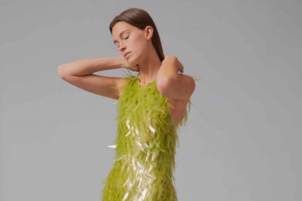 vestito sostenibile con paillettes di alghe