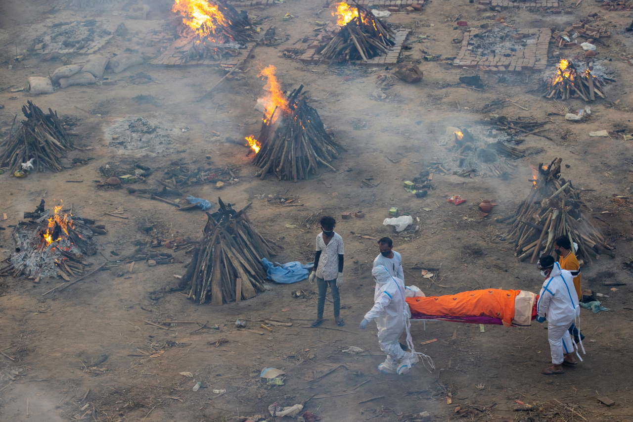 covid india morti in strada sepolture di massa