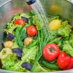 lavare frutta e verdura per rimuovere pesticidi