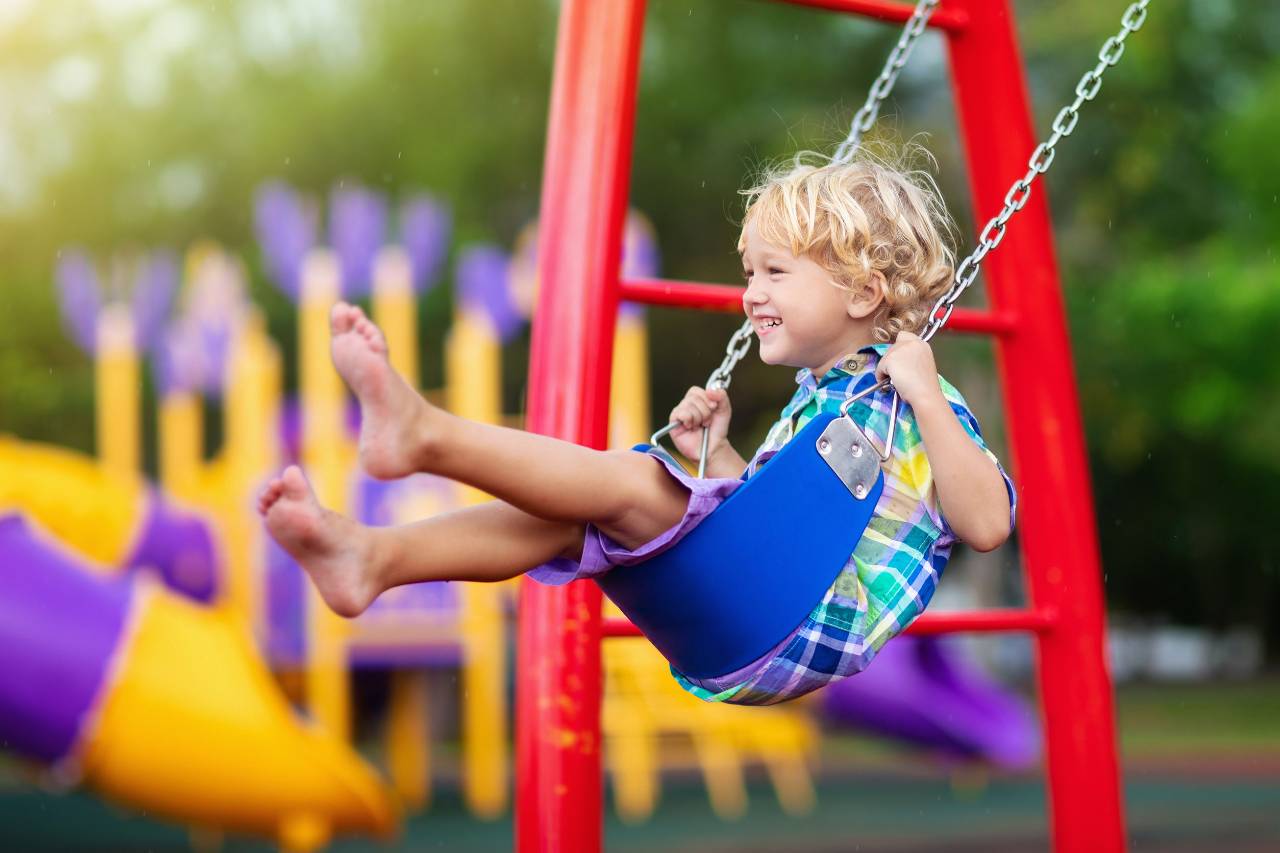 Dal trampolino elastico agli scivoli, i migliori giochi da esterno per far  divertire i bambini anche a casa - greenMe