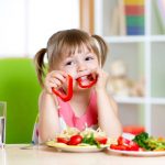 bambina verdure studio dieta vegana