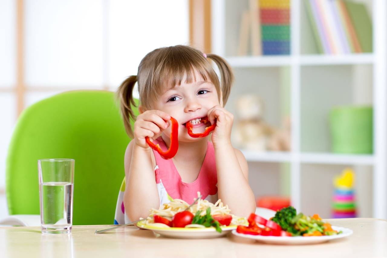 bambina verdure studio dieta vegana