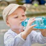 bere acqua minerale bambino