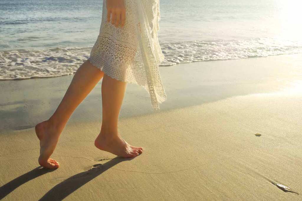 camminare spiaggia benefici piedi nudi