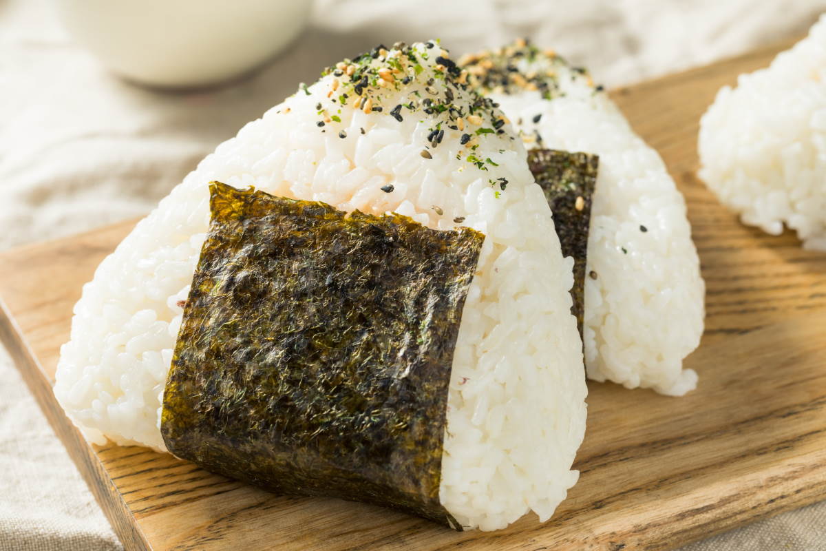 Onigiri: la ricetta delle polpette di riso giapponesi, ispirata al capolavoro “La città incantata” di Miyazaki - greenMe