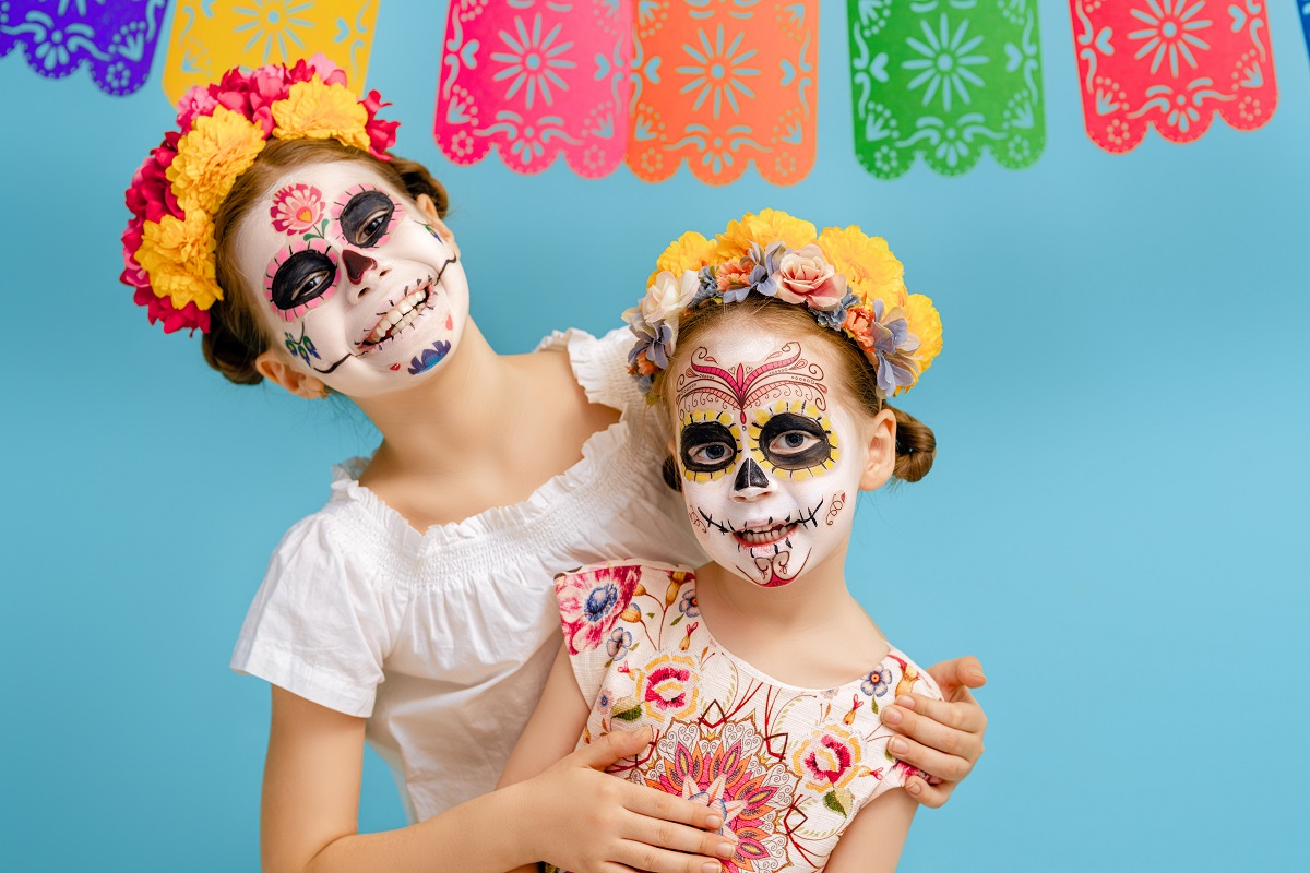 Halloween: scopri come realizzare una maschera per bambini con materiale di  riciclo ispirata ai coloratissimi teschi messicani - greenMe