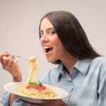 mangiare pasta cruda effetti collaterali