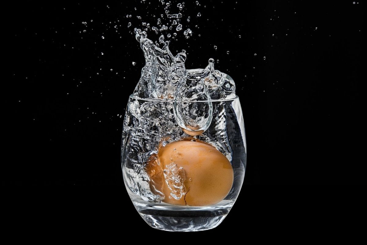 trucco uovo nel bicchiere
