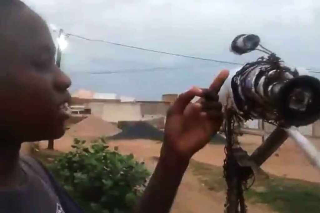 bambino crea telescopio Senegal