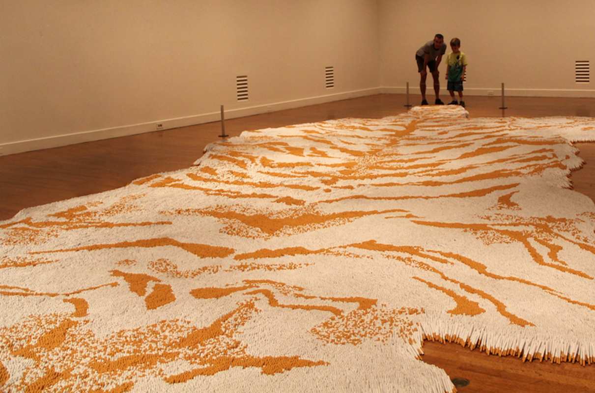 Xu Bing, l'artista cinese del tappeto di tigre fatto con 500mila sigarette  - greenMe