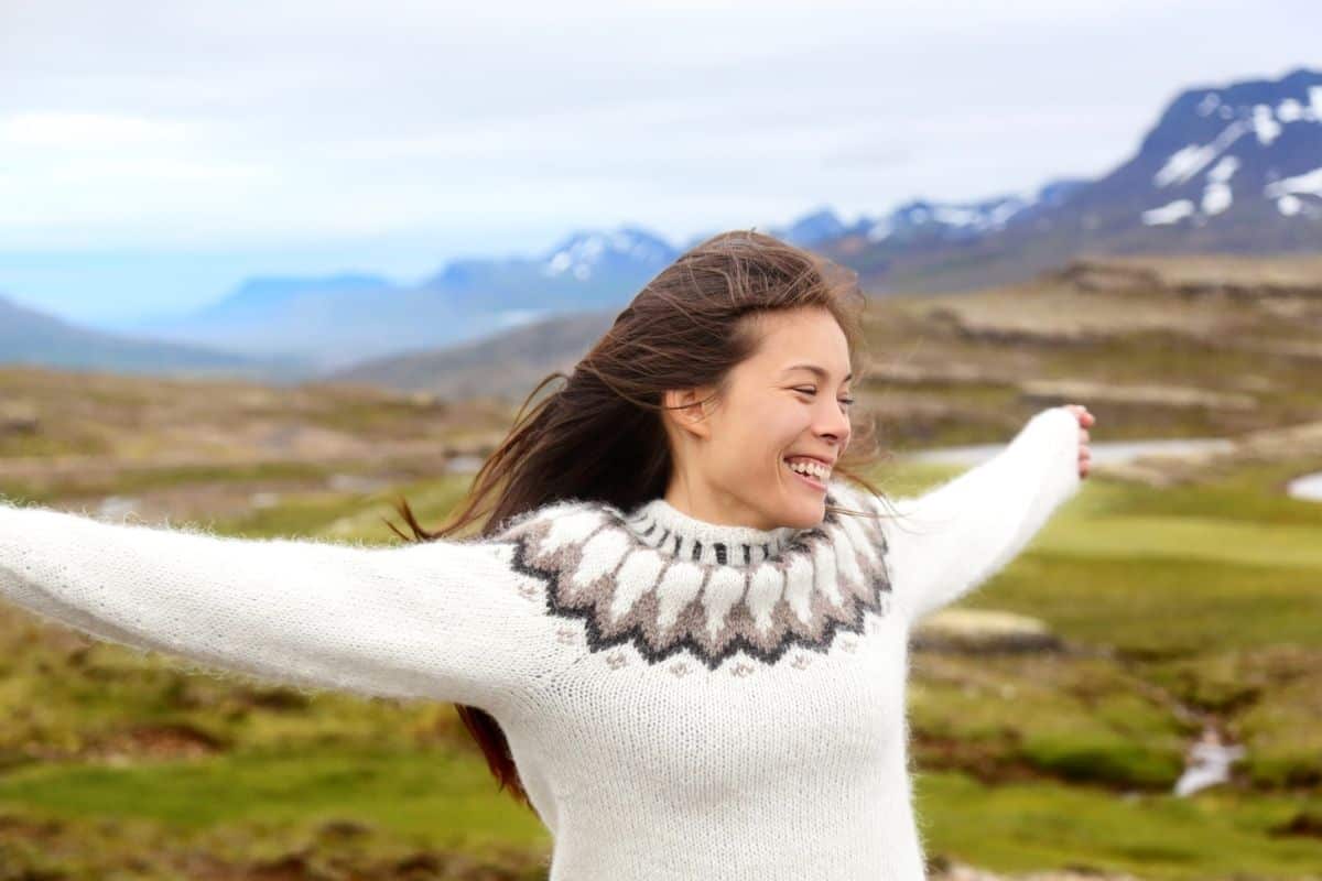 Donna felice in Islanda