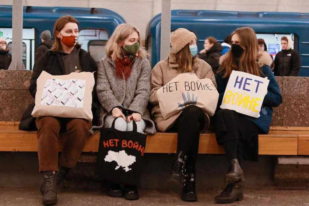 i giovani russi indossano il 'no alla guerra'