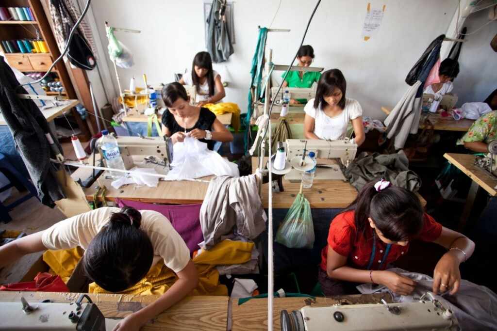 Donne in una fabbrica di vestiti