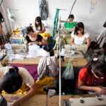 Donne in una fabbrica di vestiti
