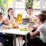 bambini mangiano scuola
