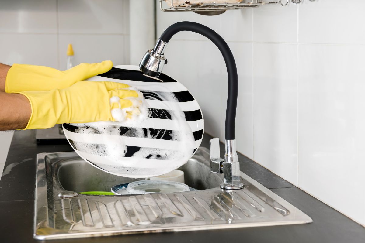 Lavare i piatti: risparmi più acqua facendoli a mano o in lavastoviglie