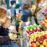 bambini frutta supermercato